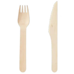 Widelec i nóż drewniane z serwetką zawinięte w papier a'500